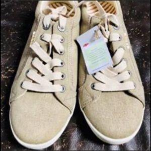 Size 8 taos shoes
